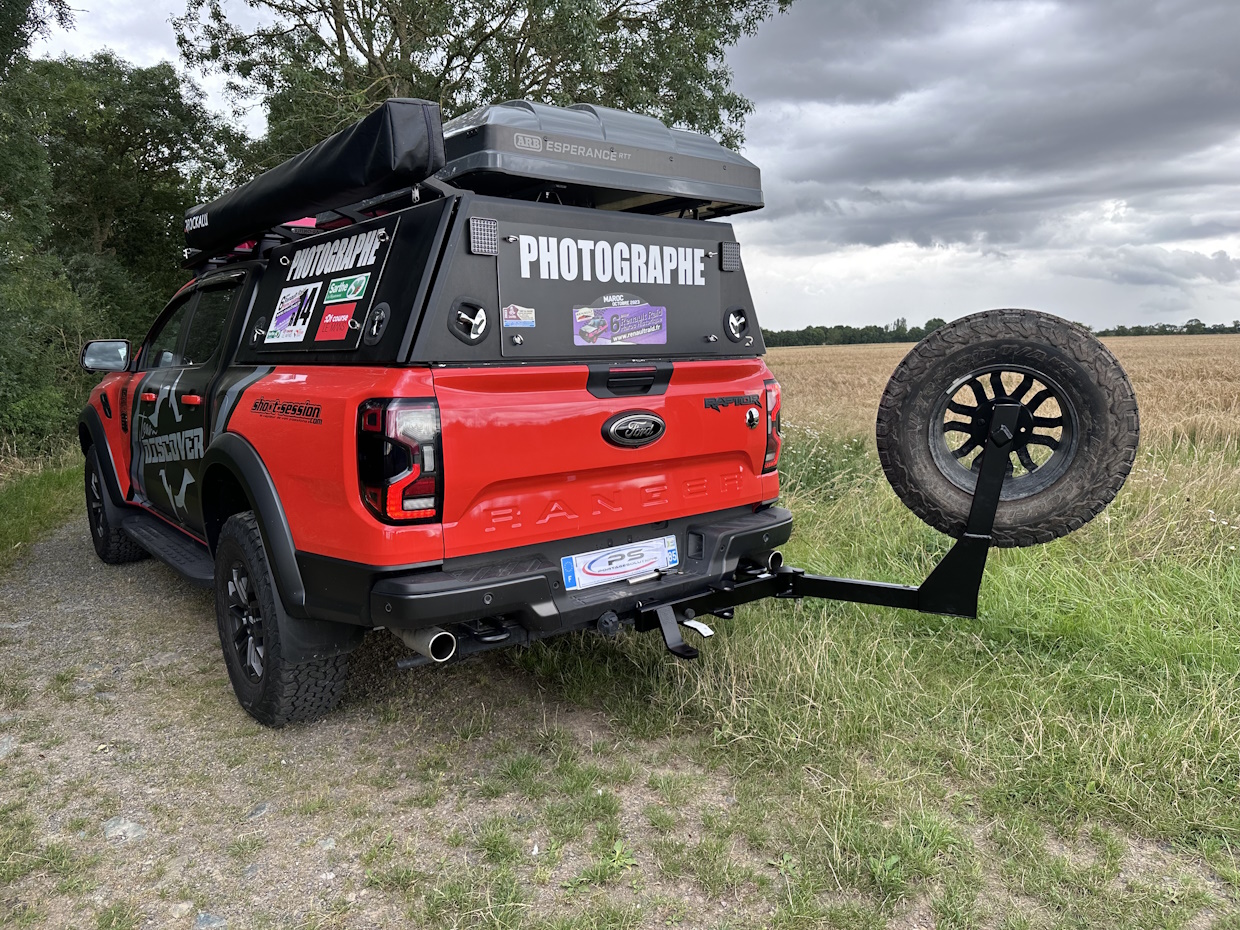 Camionnette équipée pour l&#039;aventure en plein air.