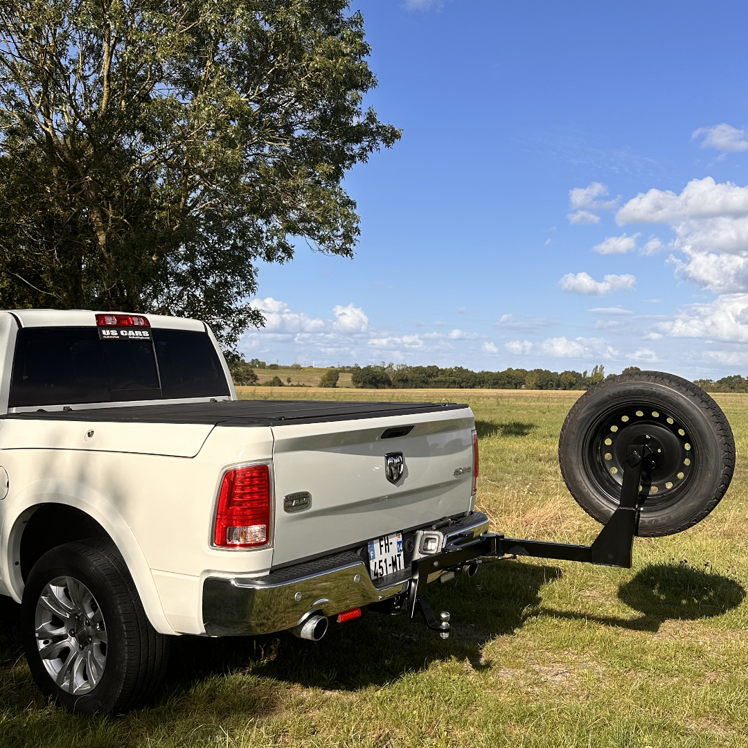 Camionnette et remorque sur herbe