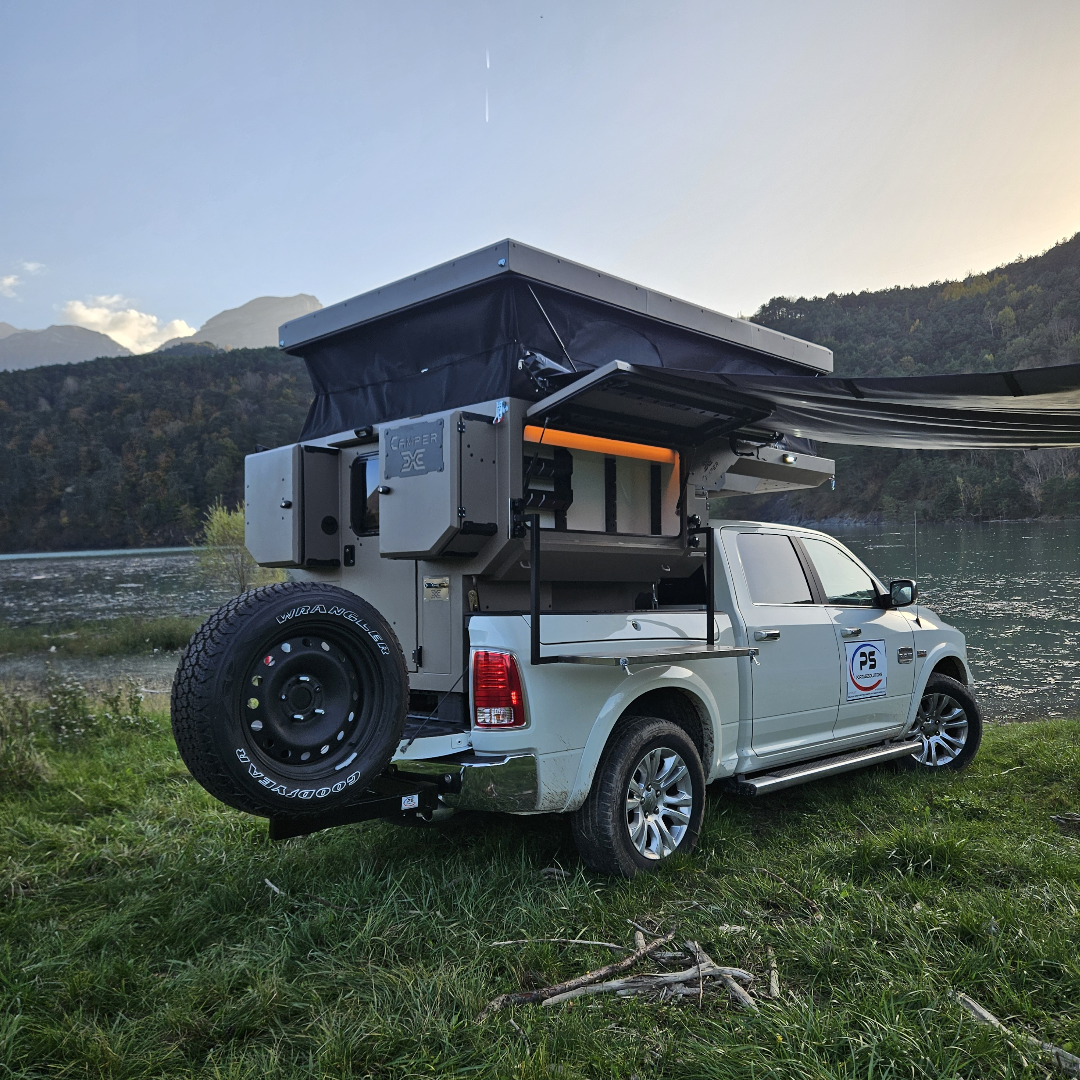 Pick-up équipé camping-car sauvage au bord d&#039;un lac.